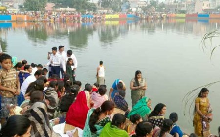 4 दिनों तक चलने वाले छठ के तीसरे दिन आज व्रती डूबते सूर्य को अर्घ्य  दिया