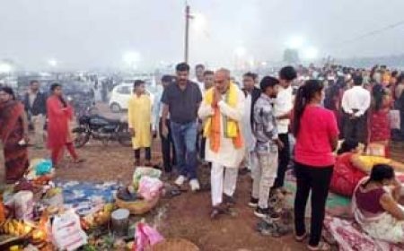 विधायक ललित चंद्राकर ने रूआबांधा तालाब और छठ पूजा स्थल पर पहुंचकर छठ माता की विशेष पूजा अर्चना की