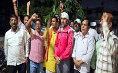 शराबी कर रहे मंदिर में गाली गलौज, पुजारी को धमकी, शिकायत के बाद भी नहीं हुई कार्रवाई तो भाजपाइयों ने घेरा चौकी