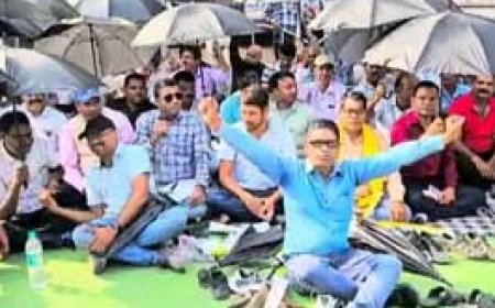 बिलासपुर प्रशासन ने उखाड़ा टेंट तो छतरी लेकर किया प्रदर्शन, नगरीय निकाय के कर्मचारियों की 6 सूत्रीय मांगों को लेकर हड़ताल