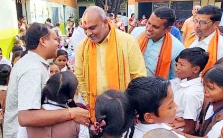 बाल दिवस पर विधायक ललित चंद्राकर ने बच्चों द्वारा लगाए गए स्टालों का निरीक्षण कर उनके उत्साह और रचनात्मकता की सराहना की