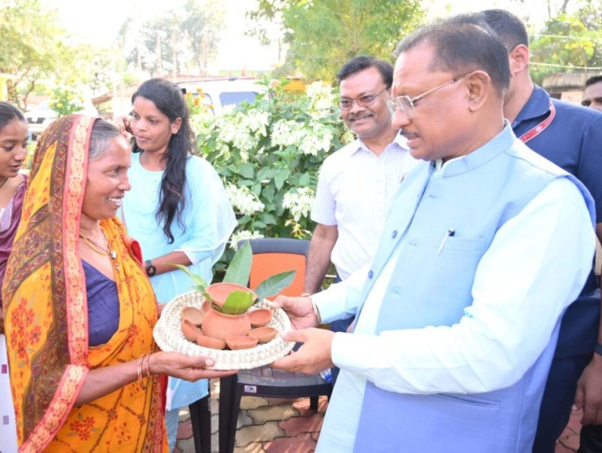 मुख्यमंत्री विष्णुदेव साय ने प्रधानमंत्री आवास योजना की हितग्राहियों को दीपावली का उपहार किया भेंट
