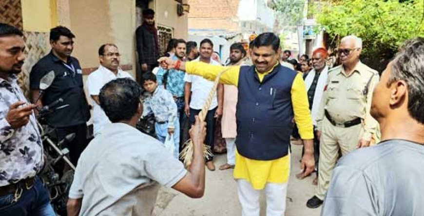 गौरा गौरी विसर्जन में विधायक गजेन्द्र यादव हुए शामिल, निकली शोभायात्रा