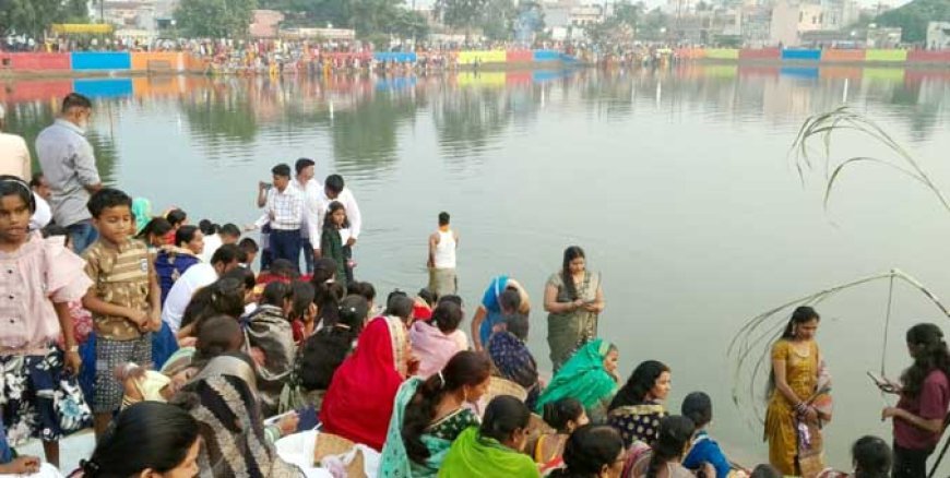 4 दिनों तक चलने वाले छठ के तीसरे दिन आज व्रती डूबते सूर्य को अर्घ्य दिया