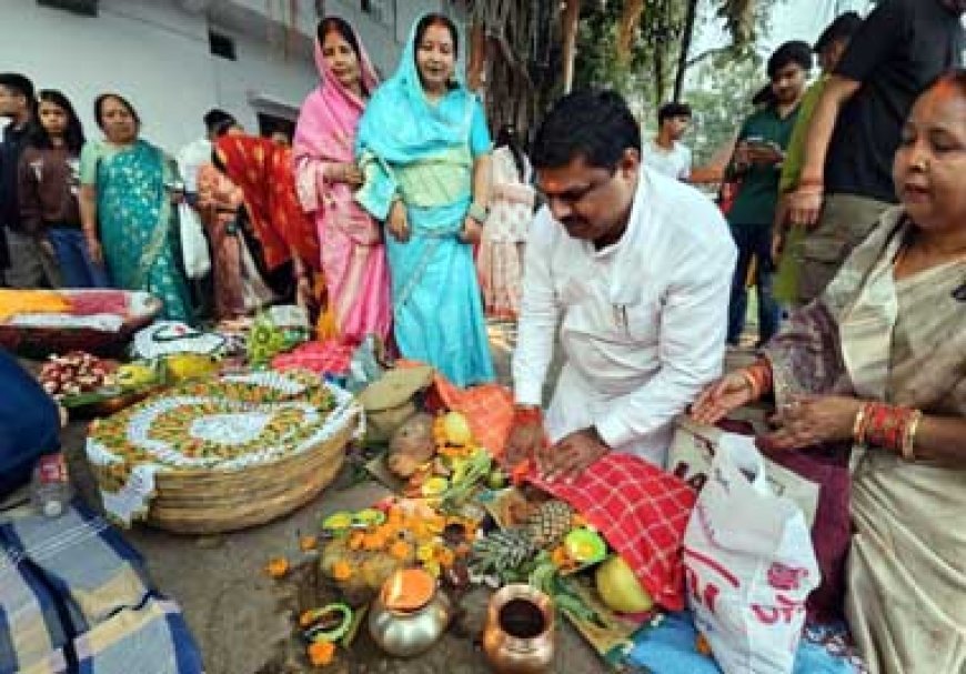 तालाब विधायक गजेन्द्र यादव छठी मैया से प्रदेश की खुशहाली के लिये माँगा आशीर्वाद