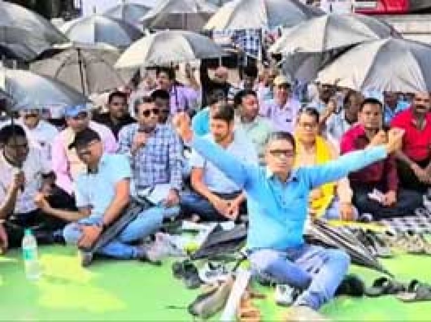 बिलासपुर प्रशासन ने उखाड़ा टेंट तो छतरी लेकर किया प्रदर्शन, नगरीय निकाय के कर्मचारियों की 6 सूत्रीय मांगों को लेकर हड़ताल
