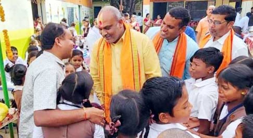 बाल दिवस पर विधायक ललित चंद्राकर ने बच्चों द्वारा लगाए गए स्टालों का निरीक्षण कर उनके उत्साह और रचनात्मकता की सराहना की