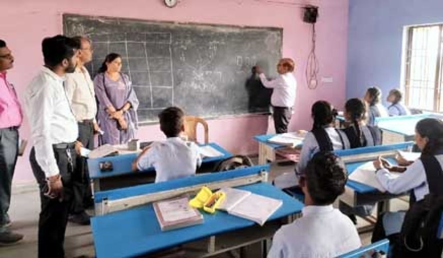 आत्मानंद स्कूल घुघुवा (क) में डीईओ मिश्रा ने किया निरीक्षण…बच्चों से सीधे जुड़ते हुए डीईओ और बीईओ ने विज्ञान विषय का क्लास लिए