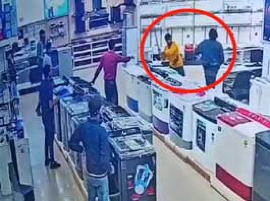 युवक को दौड़ा-दौड़ाकर लाठी-डंडे से पीटा, रायपुर में जान बचाने इलेक्ट्रॉनिक शोरूम में घुसा, वहां भी मारपीट