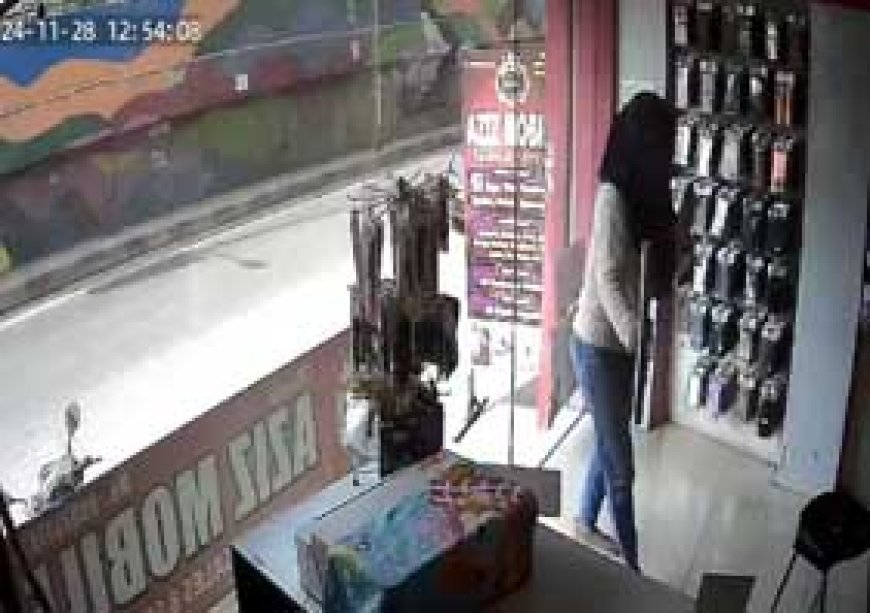 दुकान से 2 मोबाइल चुराकर भागी 2 लड़कियां, बिलासपुर में फोन खरीदने आई थी, बाहर स्कूटी पर थी सहेली