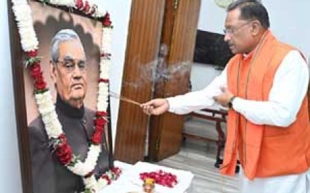 मुख्यमंत्री विष्णुदेव साय ने पूर्व प्रधानमंत्री भारत रत्न अटल बिहारी वाजपेयी के जन्मदिन पर उन्हें नमन किया