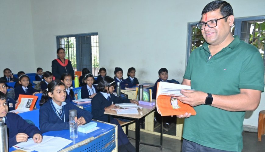 स्वामी आत्मानंद अंग्रेजी माध्यम स्कूल का औचक निरीक्षण करने पहुंचे, विद्यार्थियों को क्लास में पढ़ाते हुए