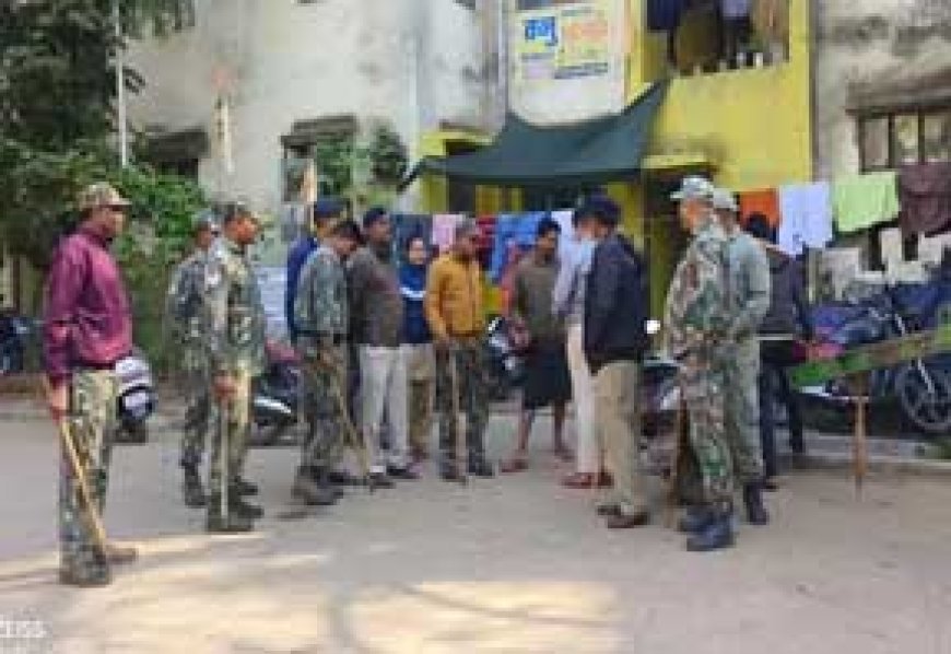 फुटपाथ पर दुकान लगाने वाले 9 संदिग्ध गिरफ्तार:एएसपी की पूछताछ में नहीं दे पाए सही जवाब