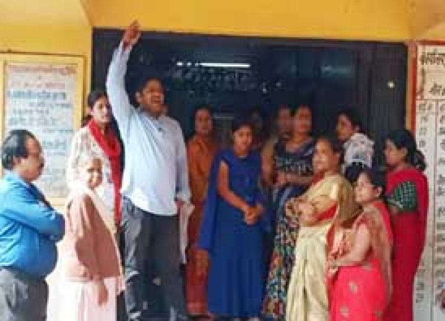 कुरुद वार्ड के लोगों ने किया जोन कार्यालय का घेराव:पिछले 10 दिनों से नहीं आ रहा पानी