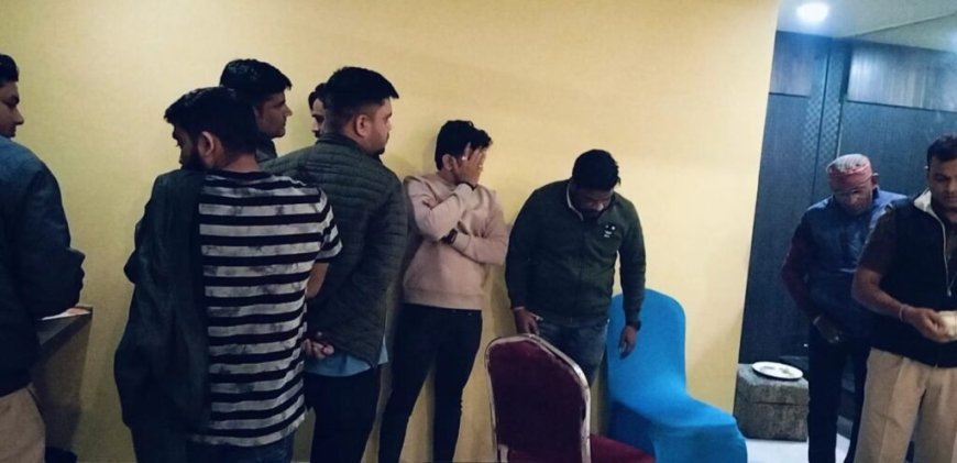 बर्थडे की आड में होटल में जुआ खेलते 08 जुआरी गिरफ्तार: होटल के मालिक और मैनेजर पर भी हुई करवाई, नगद 02 लाख रुपए जप्त