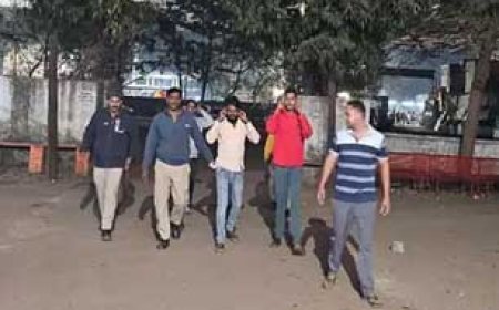 खुले में शराब पीने वालों पर एक्शन, पुलिस ने फल मंडी में कुछ युवकों को पकड़ा, थाने तक निकाला जुलूस