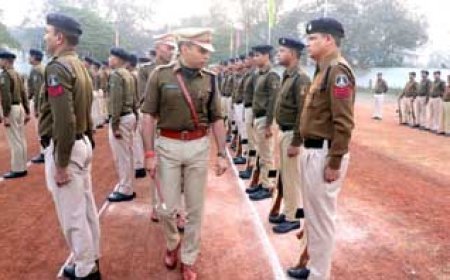 दुर्ग एसपी जितेन्द्र शुक्ला ने रक्षित केन्द्र में आयोजित जनरल परेड की ली सलामी, शाखाओं का किया निरीक्षण