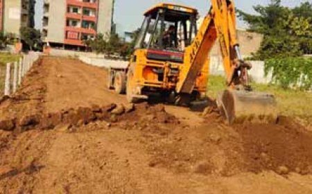 नीलगिरी पार्क में अवैध प्लाटिंग पर चला बुलडोजर, सड़क खोदी