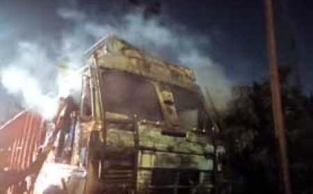 गैस सिलेंडर से भरे ट्रक में लगी आग, आग बुझाने के साथ सभी सिलेंडर को बाहर फेंका,  बड़ा हादसा टला