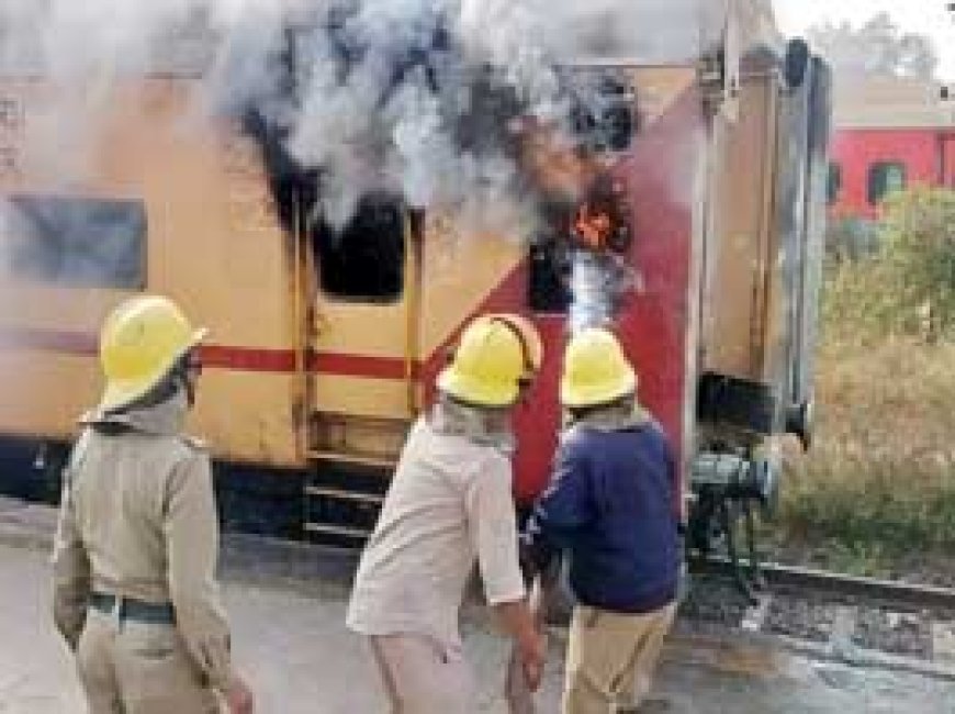 दुर्ग के यार्ड में खड़ी AC बोगी में लगी आग, दमकल की दो गाड़ियों ने आग पर पाया काबू