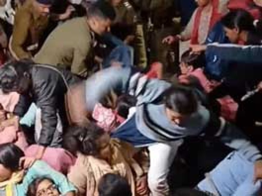B.Ed सहायक शिक्षकों को पुलिस ने घसीटकर सड़क से हटाया...टीचर्स ने पुलिस पर कपड़े फाड़ने और बैड टच करने का आरोप लगाया ...
