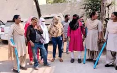 सैक्स रेकेट...9 महिला-दो युवक पकड़ाए:गार्डन, रैन बसेरा सहित सार्वजनिक जगहों पर तलाशते थे ग्राहक, पुलिस ने दबिश देकर युवकों को खदेड़ा