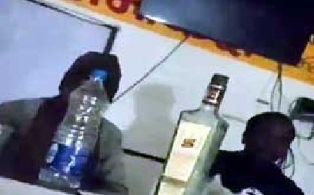 सरकारी दफ्तर में शराब खोरी... लिपिक व भृत्य निलंबित:सोशल मीडिया में वायरल हुआ था जनपद सभाकक्ष में शराब पीने का वीडियो