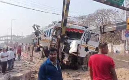 भिलाई के छावनी थाना अंतर्गत सीएसपी कार्यालय से कुछ दूर  रेत से भरा हाईवा लोहे के पोल से टकराया,  हाइवा में बैठा चालक और परिचालक दोनों  अंदर फंसे.....