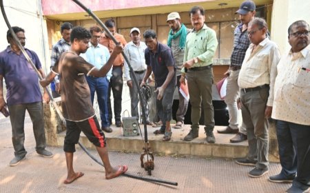 चंद्रा मोर्या टाकिज से भिलाई निगम ने अवैध मोटर पम्प, पैनल बोर्ड और पानी निकासी पाईप किया जप्त
