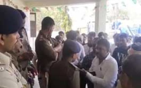 4 दोस्तों ने मोमोस ठेला वाले को बुरी तरह पीटा:भिलाई में मोबाइल छीनकर भागे, परिजन और बजरंग दल थाने घेरने पहुंचे