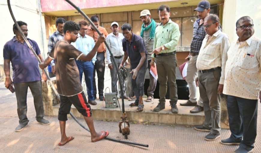 चंद्रा मोर्या टाकिज से भिलाई निगम ने अवैध मोटर पम्प, पैनल बोर्ड और पानी निकासी पाईप किया जप्त