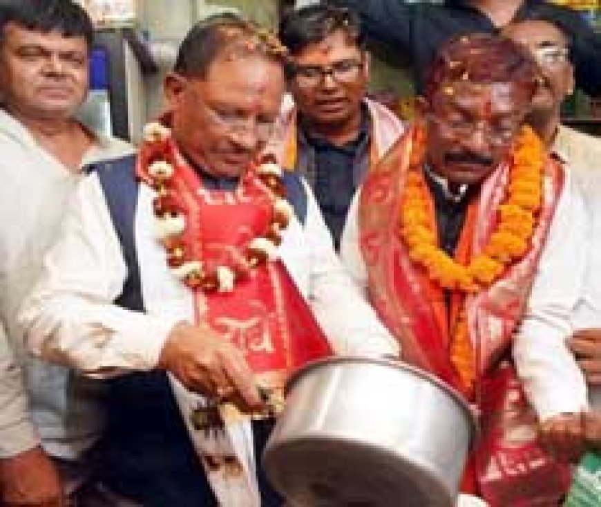 भाजपा महापौर प्रत्याशी के दुकान में सीएम साय ने बनाई चाय, कहा- चाय से ज्यादा मीठी जीवर्धन भाई की जुबान और उनका व्यवहार है