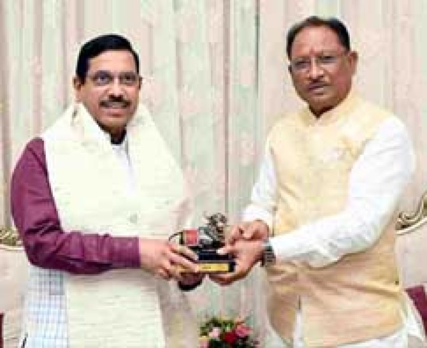मुख्यमंत्री विष्णुदेव साय ने केंद्रीय मंत्री प्रहलाद जोशी का किया आत्मीय स्वागत