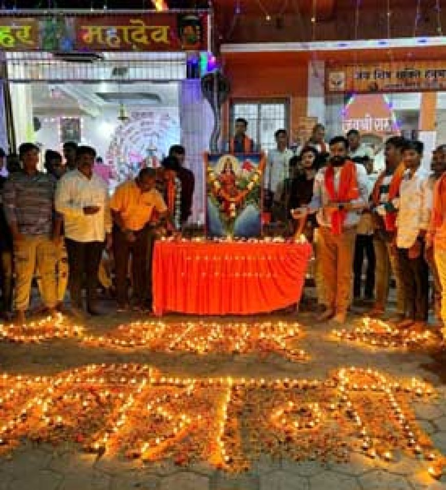 पुलवामा में शहीद हुए जवानों की याद में 1100 दीप प्रज्वलित कर  विश्व हिंदू परिषद बजरंग दल ने किया श्रद्धा सुमन अर्पित