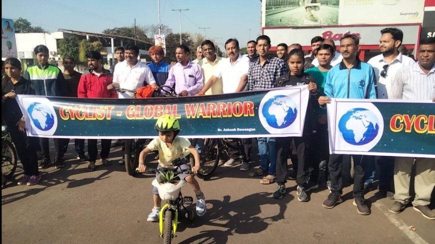 साइकिलिस्ट ग्लोबल वारियर आंदोलन का सांसद विजय बघेल ने नेतृत्व किया और सैकड़ो लोगो के साथ साईकिल चलाते हुए इसे वैश्विक पर्यावरण के लिए अनिवार्य बताया
