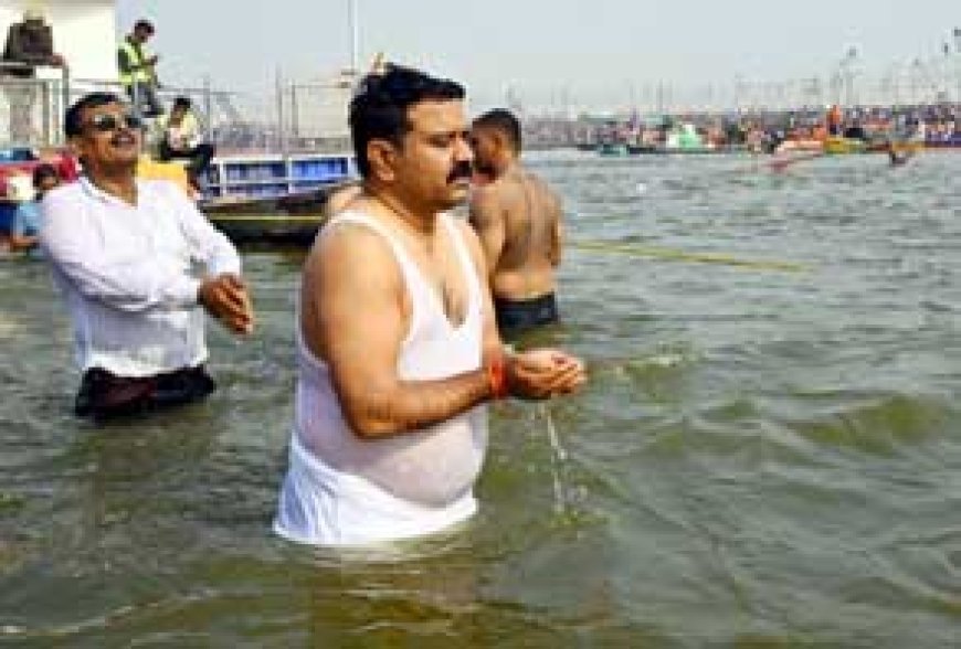 उपमुख्यमंत्री विजय शर्मा ने त्रिवेणी संगम में किया पवित्र स्नान