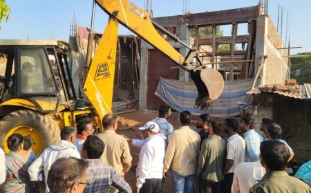 दक्षिण गंगोत्री रेलवे लाइन के पास हो रहा था अवैध निर्माण, निगम ने जेसीबी से किया ध्वस्त