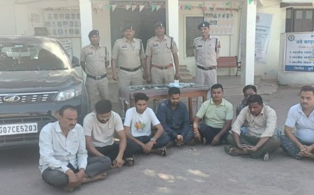 जुआ खेलते 08 जुआड़ी चढ़े पुरानी भिलाई पुलिस के हत्थे: 2 लाख से अधिक की नगदी रकम, 11 मोबाइल, XUV कार जप्त