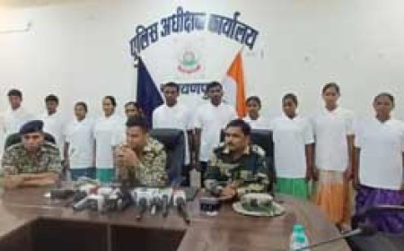 छत्तीसगढ़ में 40 लाख के इनामी 11 नक्सलियों ने किया आत्मसमर्पण