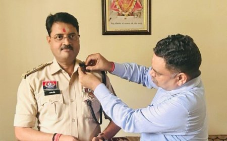 पहली बार मां महामाया के दरबार में हुई पुलिस स्टार सेरेमनी, ADG अमित कुमार ने एसएसपी रजनेश सिंह के कंधे पर लगाया स्टार