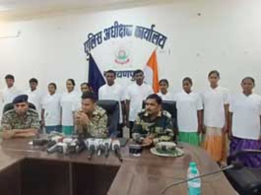 छत्तीसगढ़ में 40 लाख के इनामी 11 नक्सलियों ने किया आत्मसमर्पण