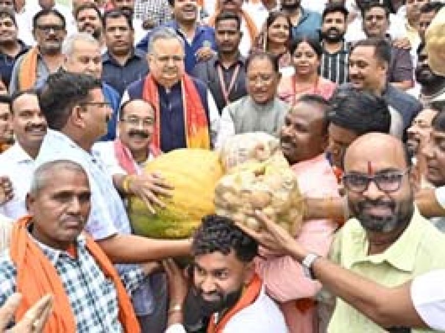 विधानसभा में कद्दू बना VVIP, 40 किलो का कुम्हड़ा देखने लगी भीड़
