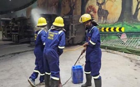 सुपेला अंडर ब्रिज में ऑयल टैंकर पलटा, बड़ा हादसा टला