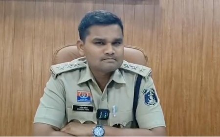 दुर्ग: सड़क किनारे बियर की बोतलों की 'लाइन', सोशल मीडिया पर वायरल हुआ वीडियो, पुलिस पर उठे सवाल