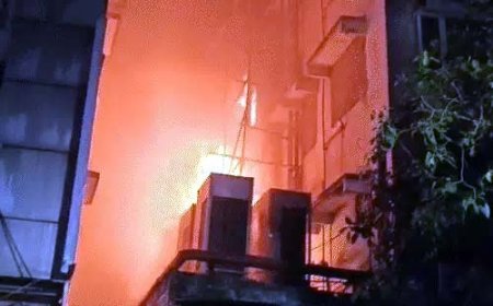 ब्रेकिंग न्यूज :  होटल में भीषण आग: 15 लोगों की मौत, कई ने कूदकर बचाई जान