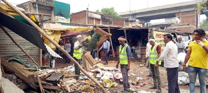 भिलाई नगर निगम की बड़ी कार्रवाई: 30 साल पुराने अवैध कब्जे हटाए