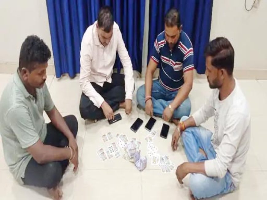 रायपुर में सामुदायिक भवन के पास जुआ खेलते चार युवक गिरफ्तार, नगदी और ताश के पत्ते बरामद