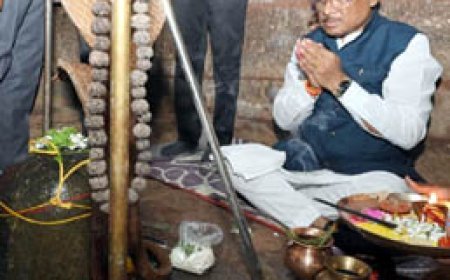 मुख्यमंत्री ने किया प्राचीन शिव व हनुमान मंदिर का दर्शन, प्रदेशवासियों की खुशहाली की कामना