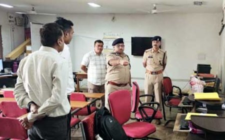 साइबर अपराध से निपटने की तैयारी तेज: आईजी रामगोपाल गर्ग ने दुर्ग साइबर थाना में मारा औचक दौरा