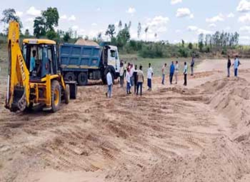 बस्तर में कश्यप परिवार की JCB से अवैध रेत खनन का खुलासा, कांग्रेस नेता ने पकड़ी गाड़ियां